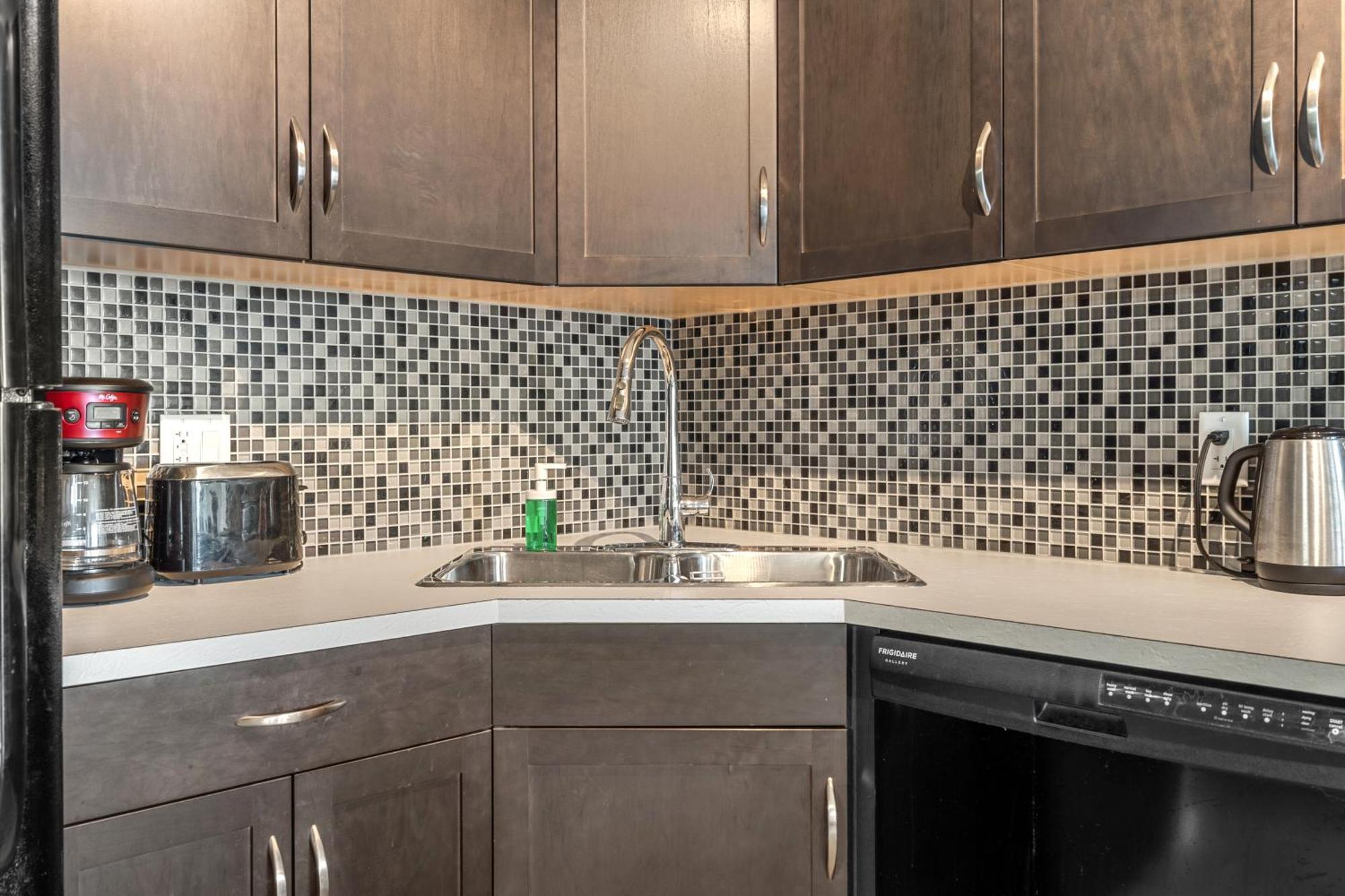 YYC City Centre Retreat - 1Br Condo With Desk מראה חיצוני תמונה